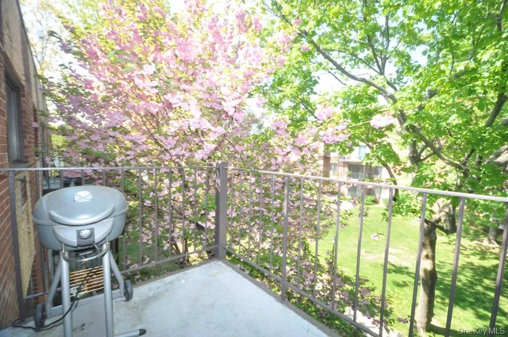 Balcony great for outdoor meals, enjoying a good book or relaxing with friends. Balcony great for outdoor meals, enjoying a good book or relaxing with friends.