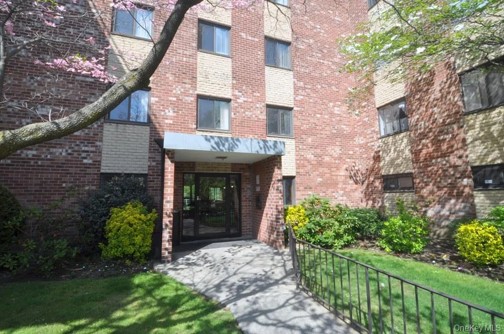 Westgate Park Condominium has a seasonal in-ground swimming pool, assigned parking and building laundry. Close to public transportation, shops, and Untermeyer Park. Westgate Park Condominium has a seasonal in-ground swimming pool, assigned parking and building laundry. Close to public transportation, shops, and Untermeyer Park.