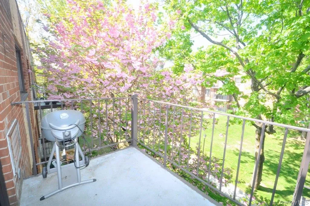 Balcony great for outdoor meals, enjoying a good book or relaxing with friends. Balcony great for outdoor meals, enjoying a good book or relaxing with friends.