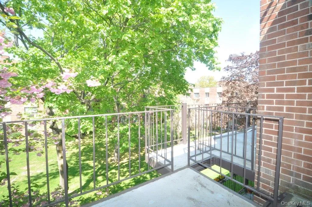Balcony great for outdoor meals, enjoying a good book or relaxing with friends. Balcony great for outdoor meals, enjoying a good book or relaxing with friends.