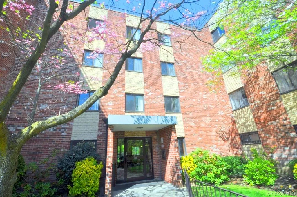 Westgate Park Condominium has a seasonal in-ground swimming pool, assigned parking and building laundry. Close to public transportation, shops, and Untermeyer Park. Westgate Park Condominium has a seasonal in-ground swimming pool, assigned parking and building laundry. Close to public transportation, shops, and Untermeyer Park.