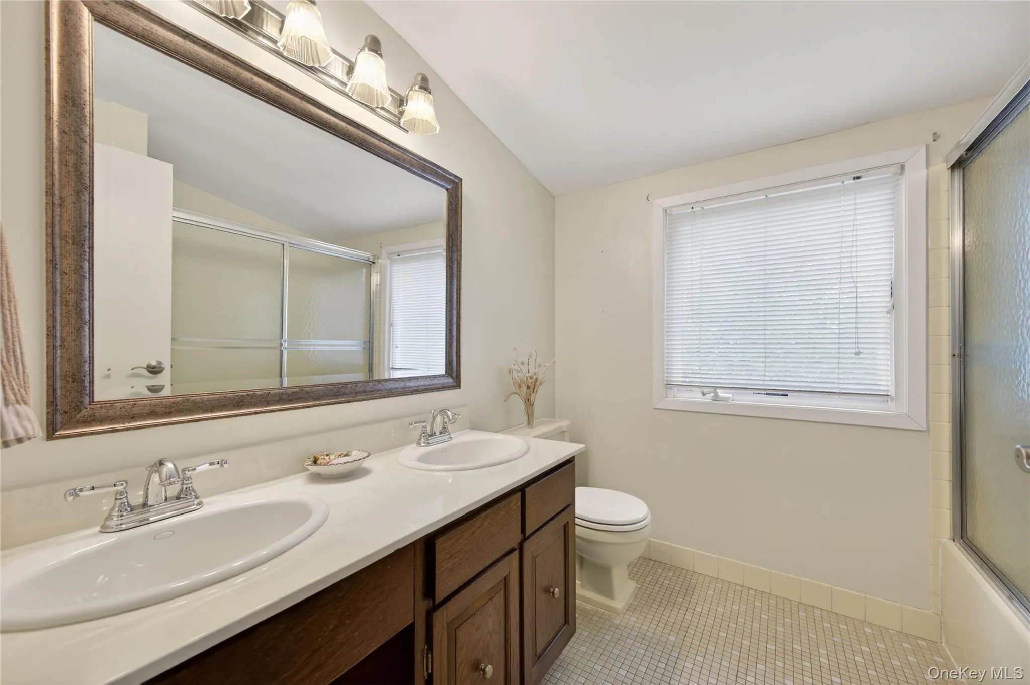 Full Hall Bath Full Hall Bath
