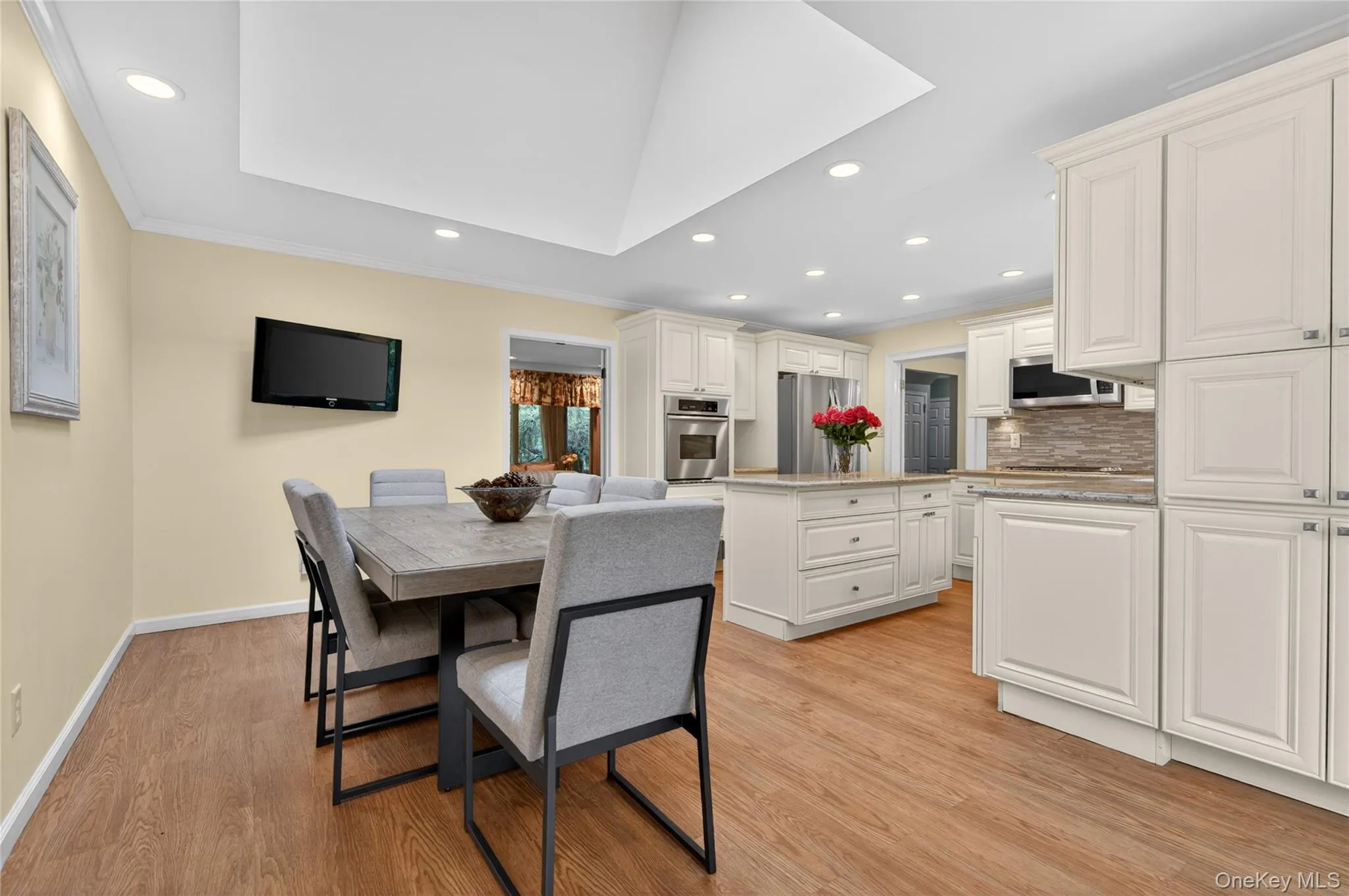 Sunlit Bright Eat-in Kitchen w/skylight Sunlit Bright Eat-in Kitchen w/skylight