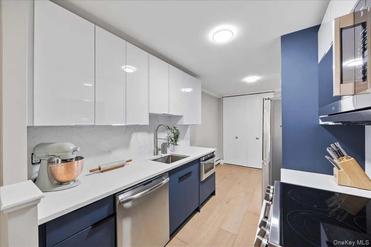 107 Broadway, White Plains, NY, 2 Bedrooms Bedrooms, 7 Rooms Rooms,2 BathroomsBathrooms,Residential,For Rent,Broadway,0,999735 107 Broadway, White Plains, NY, 2 Bedrooms Bedrooms, 7 Rooms Rooms,2 BathroomsBathrooms,Residential,For Rent,Broadway,0,999735