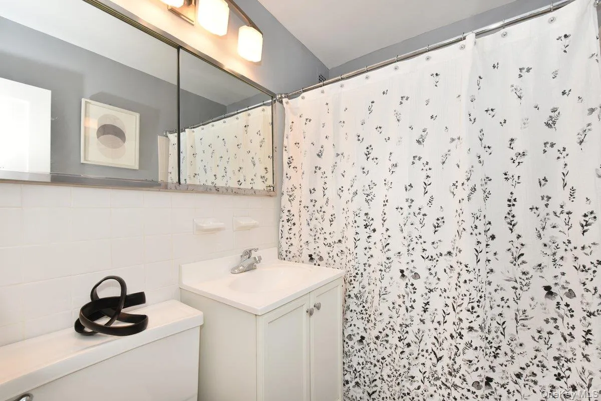 HALL BATH #2 WITH TUB HALL BATH #2 WITH TUB