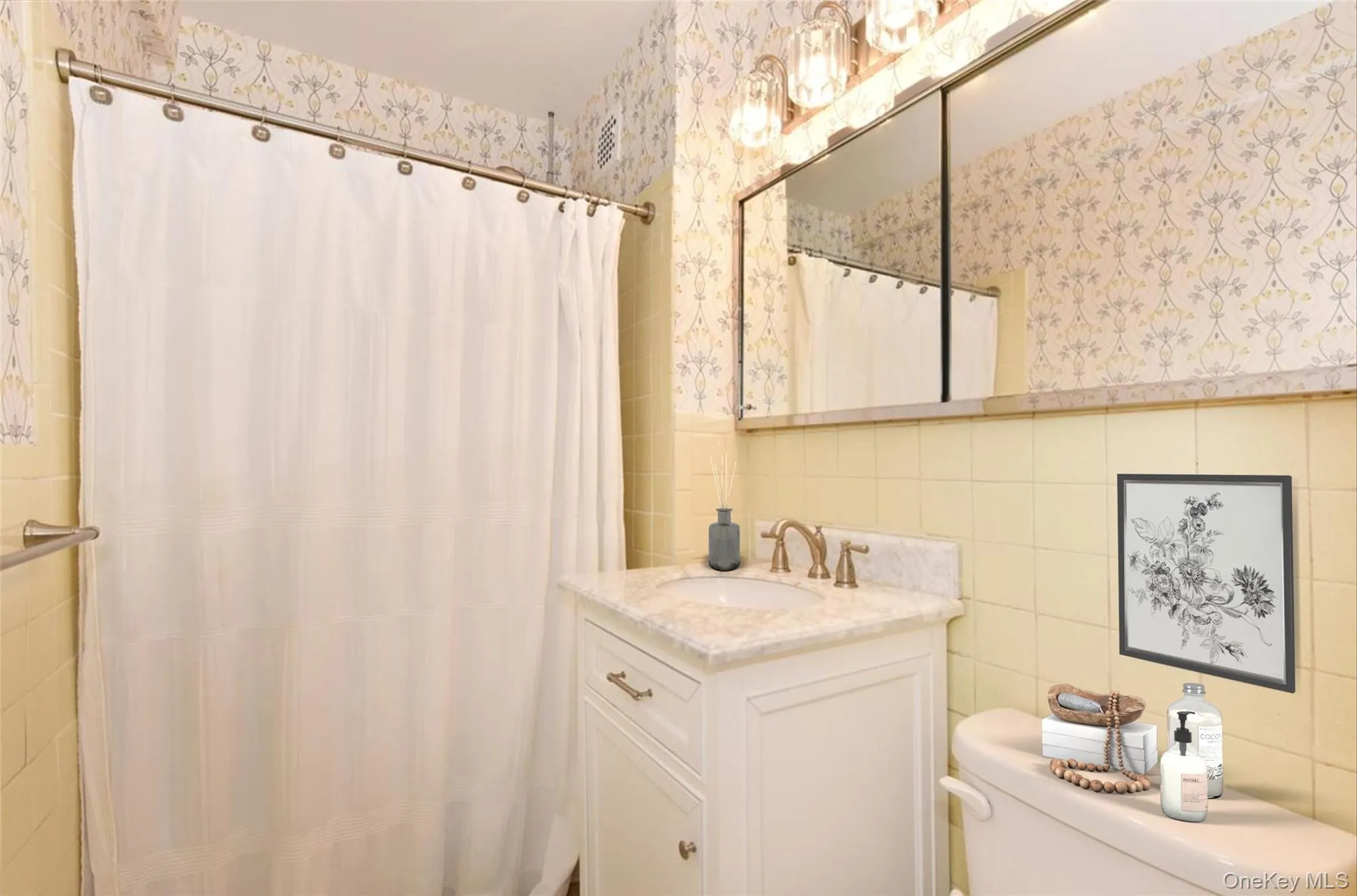 EN-SUITE BATH WITH STEP-IN SHOWER EN-SUITE BATH WITH STEP-IN SHOWER