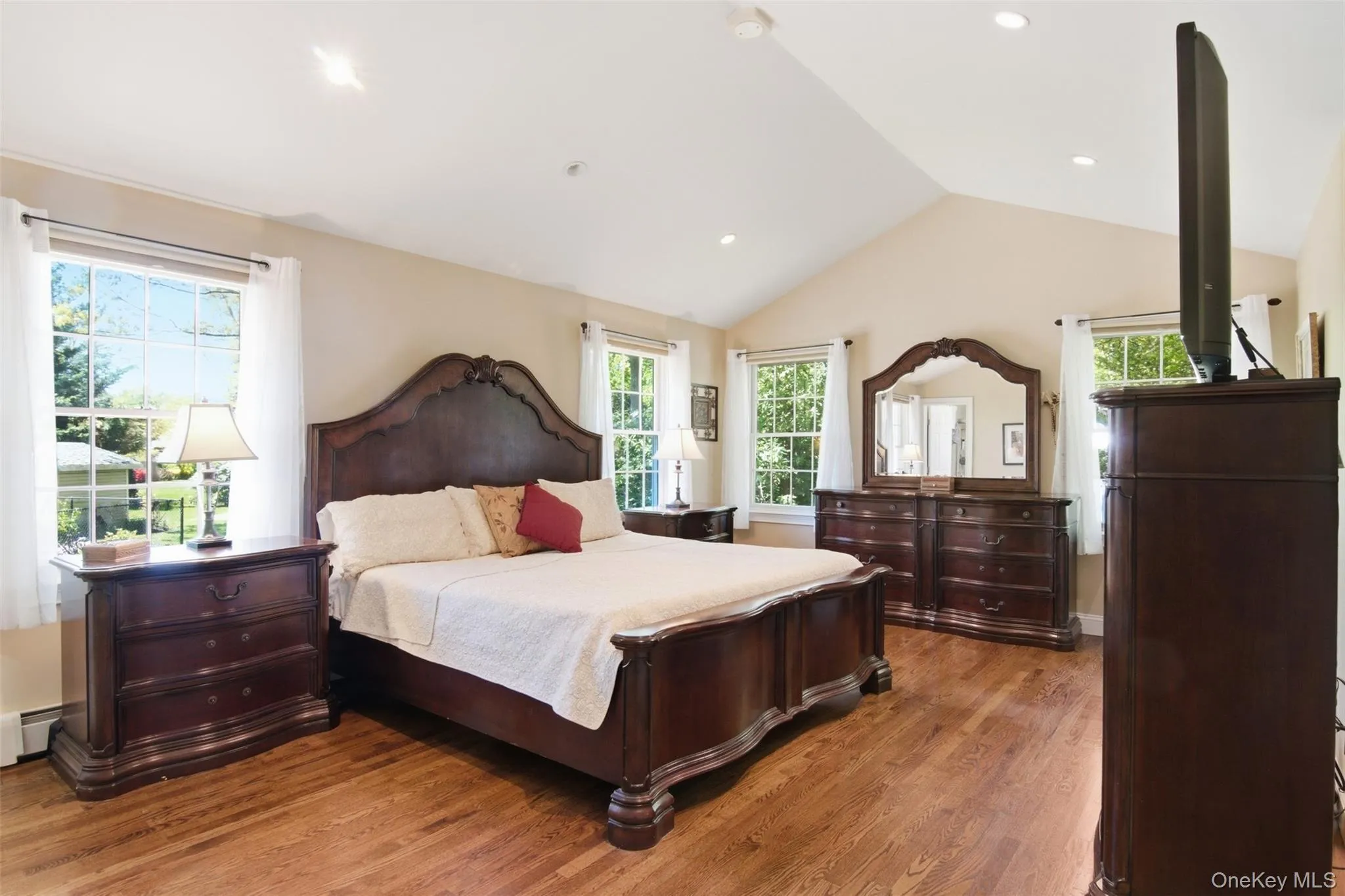 Spacious - Vaulted Ceiling Spacious - Vaulted Ceiling