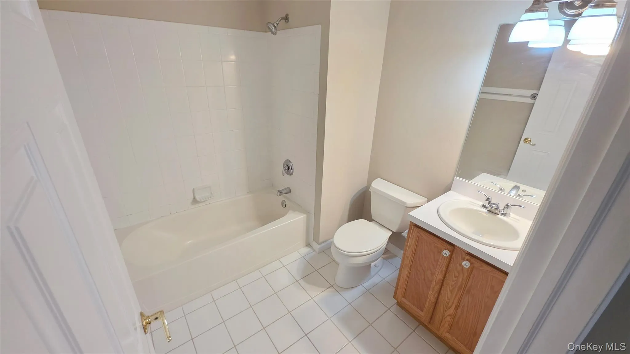 Full bathroom for guests Full bathroom for guests