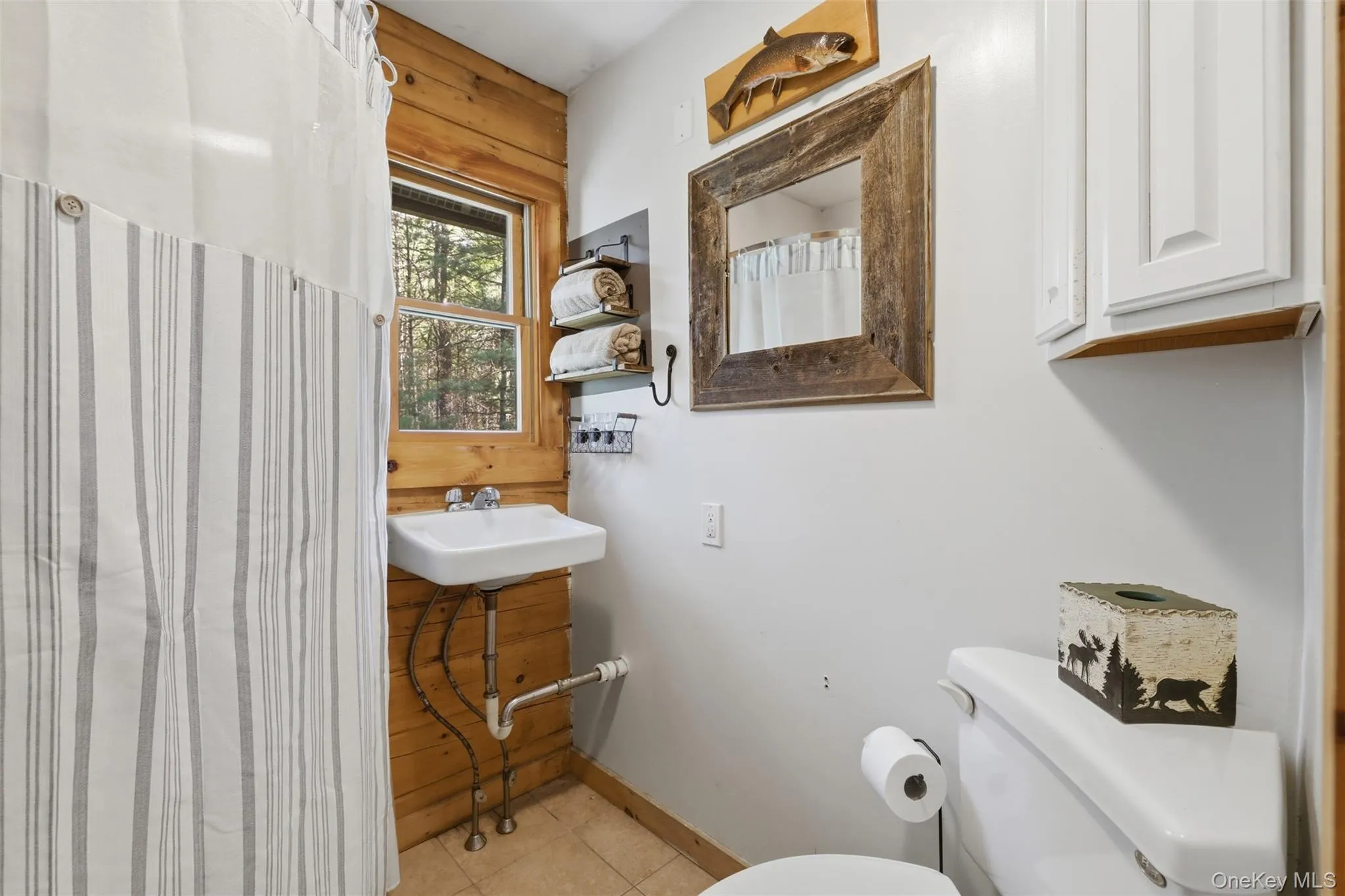 Walk in shower stall in bathroom (main floor) Walk in shower stall in bathroom (main floor)