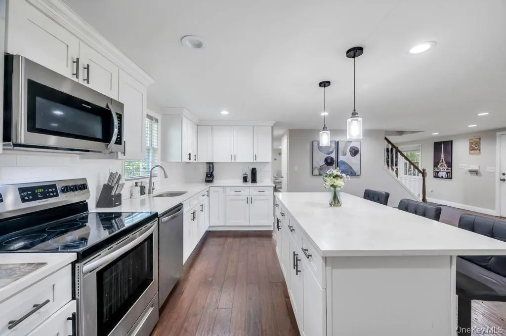 56 Hurtin Street, Brookhaven, NY, 5 Bedrooms Bedrooms, 8 Rooms Rooms,2 BathroomsBathrooms,Residential,For Rent,Hurtin,0,999875 56 Hurtin Street, Brookhaven, NY, 5 Bedrooms Bedrooms, 8 Rooms Rooms,2 BathroomsBathrooms,Residential,For Rent,Hurtin,0,999875