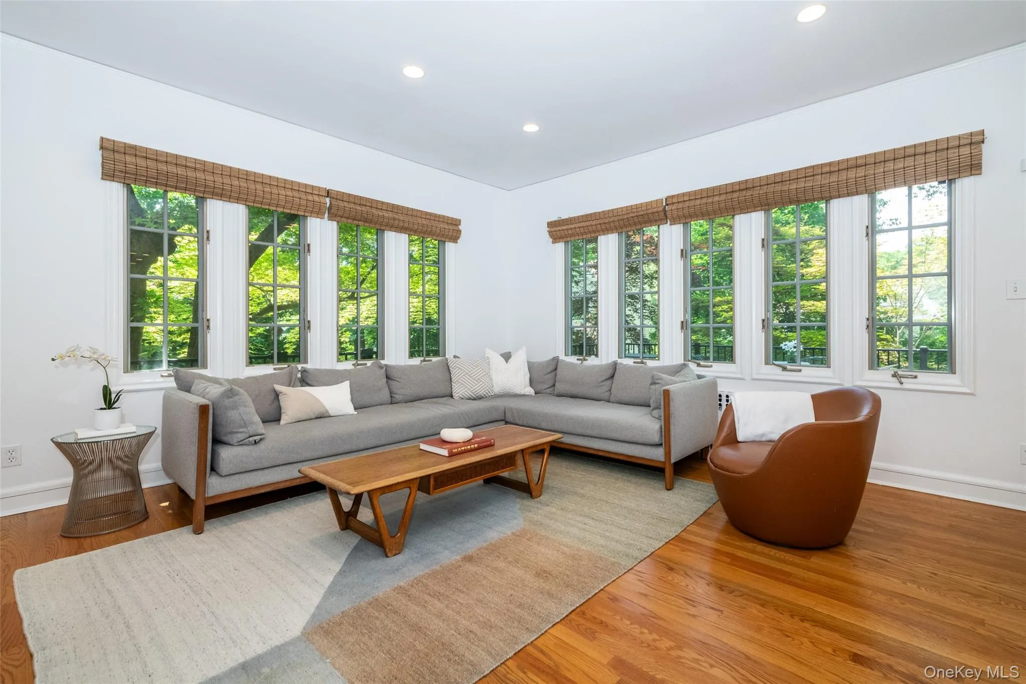 Large windows offer abundant sunlight Large windows offer abundant sunlight