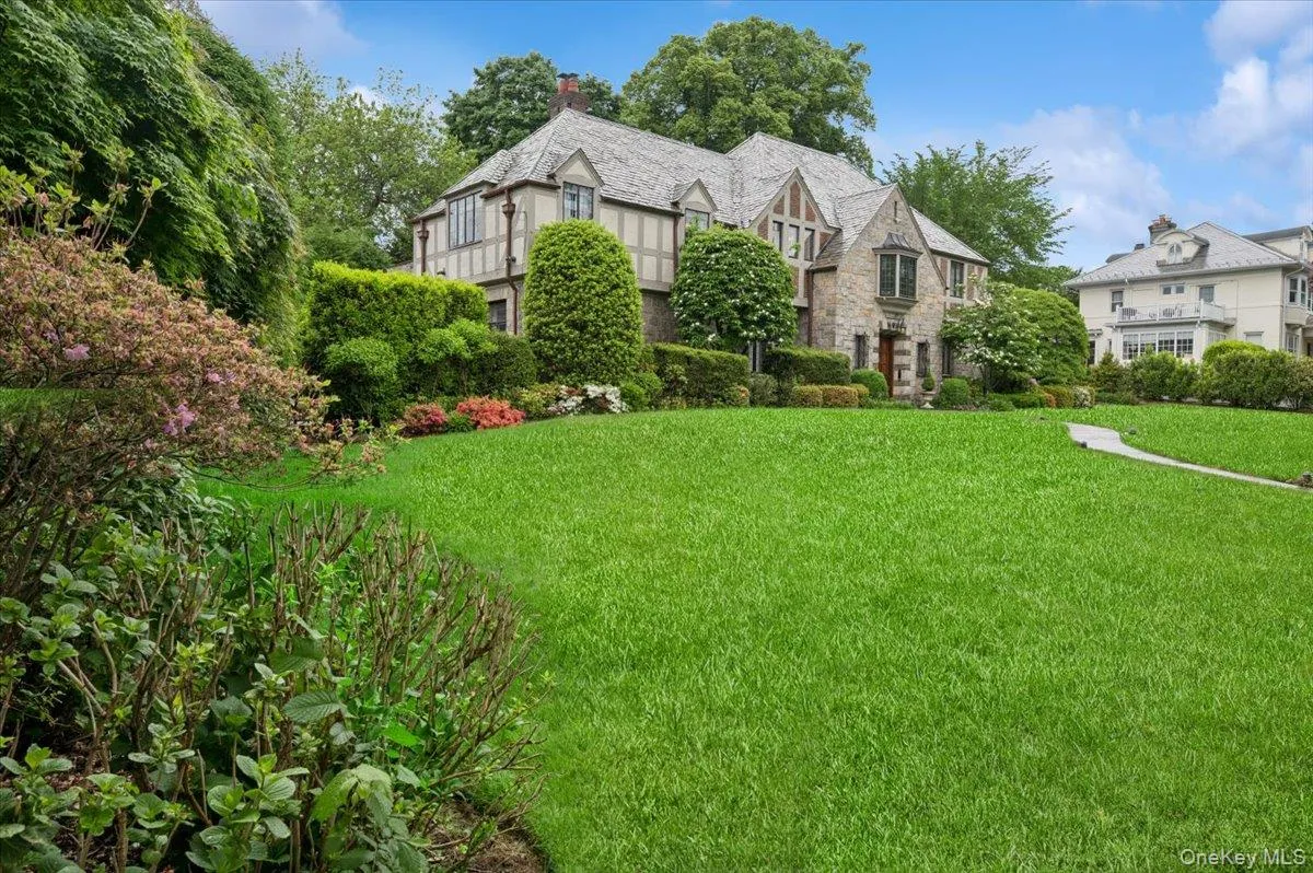 263 Corona Avenue, Pelham, NY, 6 Bedrooms Bedrooms, 12 Rooms Rooms,5 BathroomsBathrooms,Residential,For Rent,Corona,0,999933 263 Corona Avenue, Pelham, NY, 6 Bedrooms Bedrooms, 12 Rooms Rooms,5 BathroomsBathrooms,Residential,For Rent,Corona,0,999933