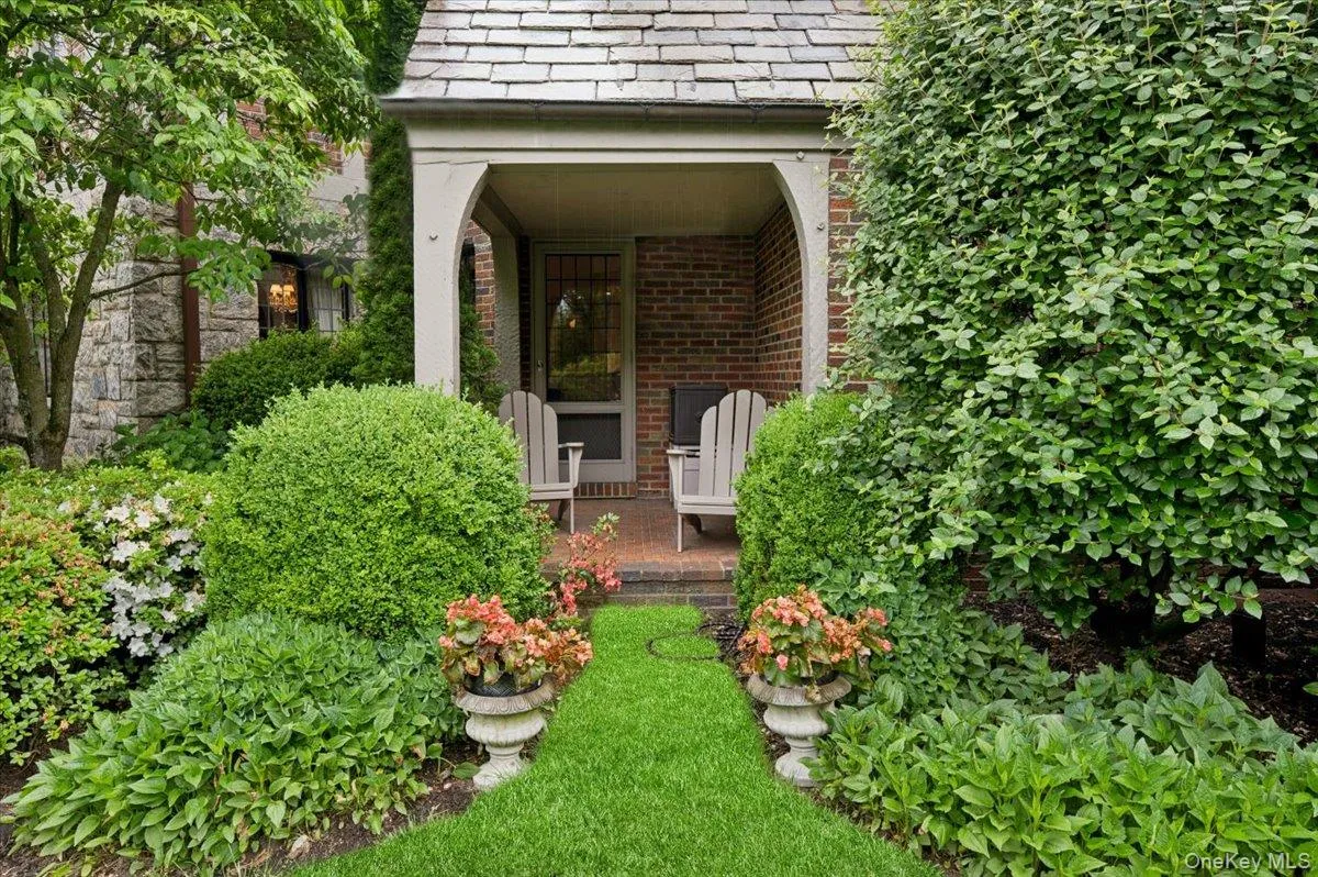 263 Corona Avenue, Pelham, NY, 6 Bedrooms Bedrooms, 12 Rooms Rooms,5 BathroomsBathrooms,Residential,For Rent,Corona,0,999933 263 Corona Avenue, Pelham, NY, 6 Bedrooms Bedrooms, 12 Rooms Rooms,5 BathroomsBathrooms,Residential,For Rent,Corona,0,999933