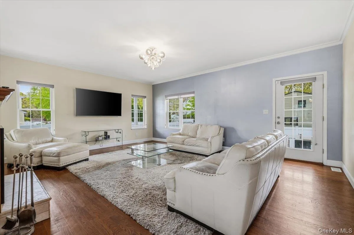 Lr - wood floors, bright and airy Lr - wood floors, bright and airy