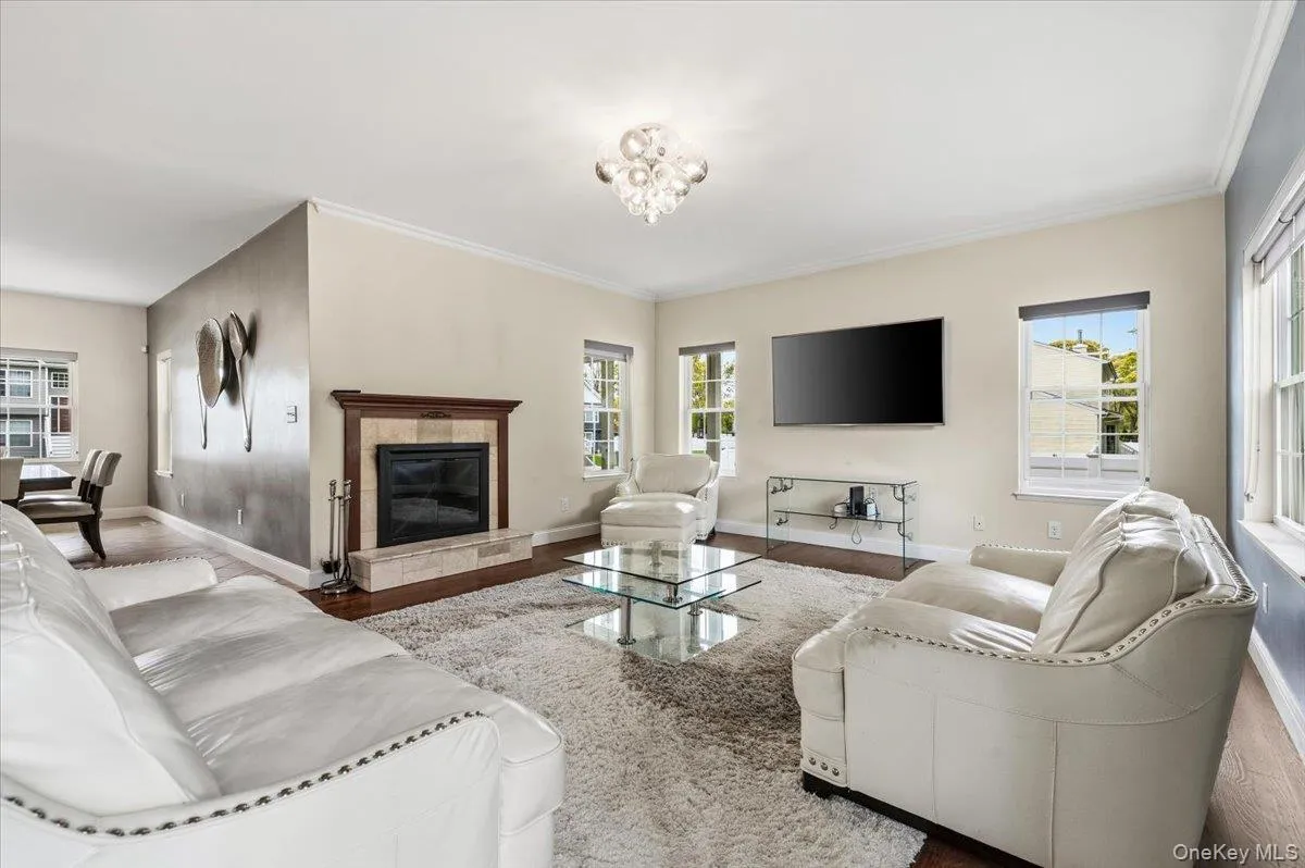 Large Lr with wood fire place, natural sunlight Large Lr with wood fire place, natural sunlight