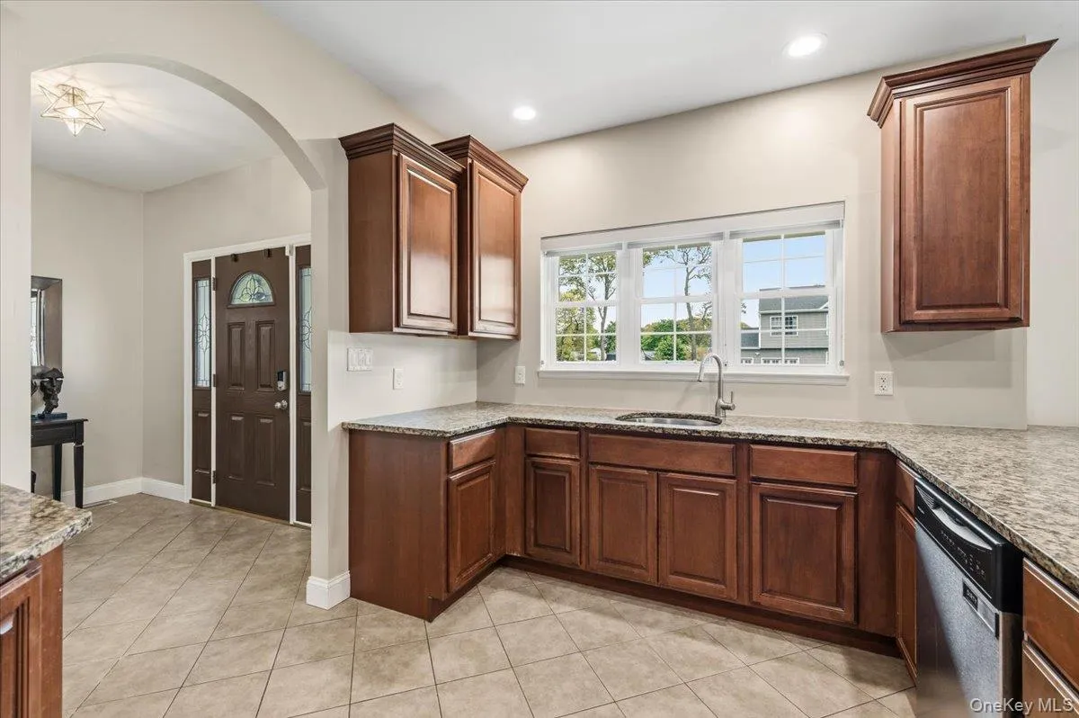 Granite counter tops, plenty of work space Granite counter tops, plenty of work space