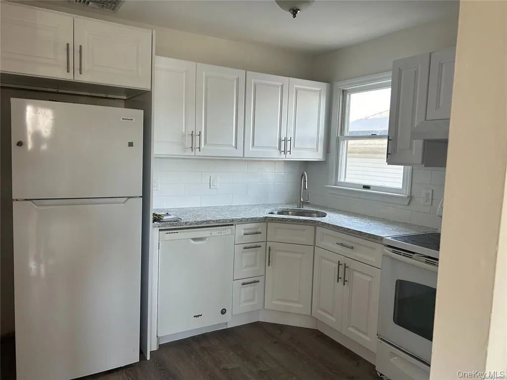 3559 Bayview St, Hempstead, NY, 3 Bedrooms Bedrooms, 6 Rooms Rooms,2 BathroomsBathrooms,Residential Lease,For Rent,Bayview St,0,999975 3559 Bayview St, Hempstead, NY, 3 Bedrooms Bedrooms, 6 Rooms Rooms,2 BathroomsBathrooms,Residential Lease,For Rent,Bayview St,0,999975