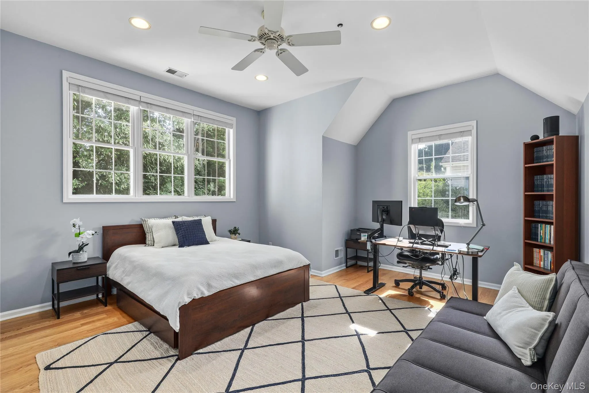Oversized second bedroom with vaulted ceiling and great sunlight Oversized second bedroom with vaulted ceiling and great sunlight