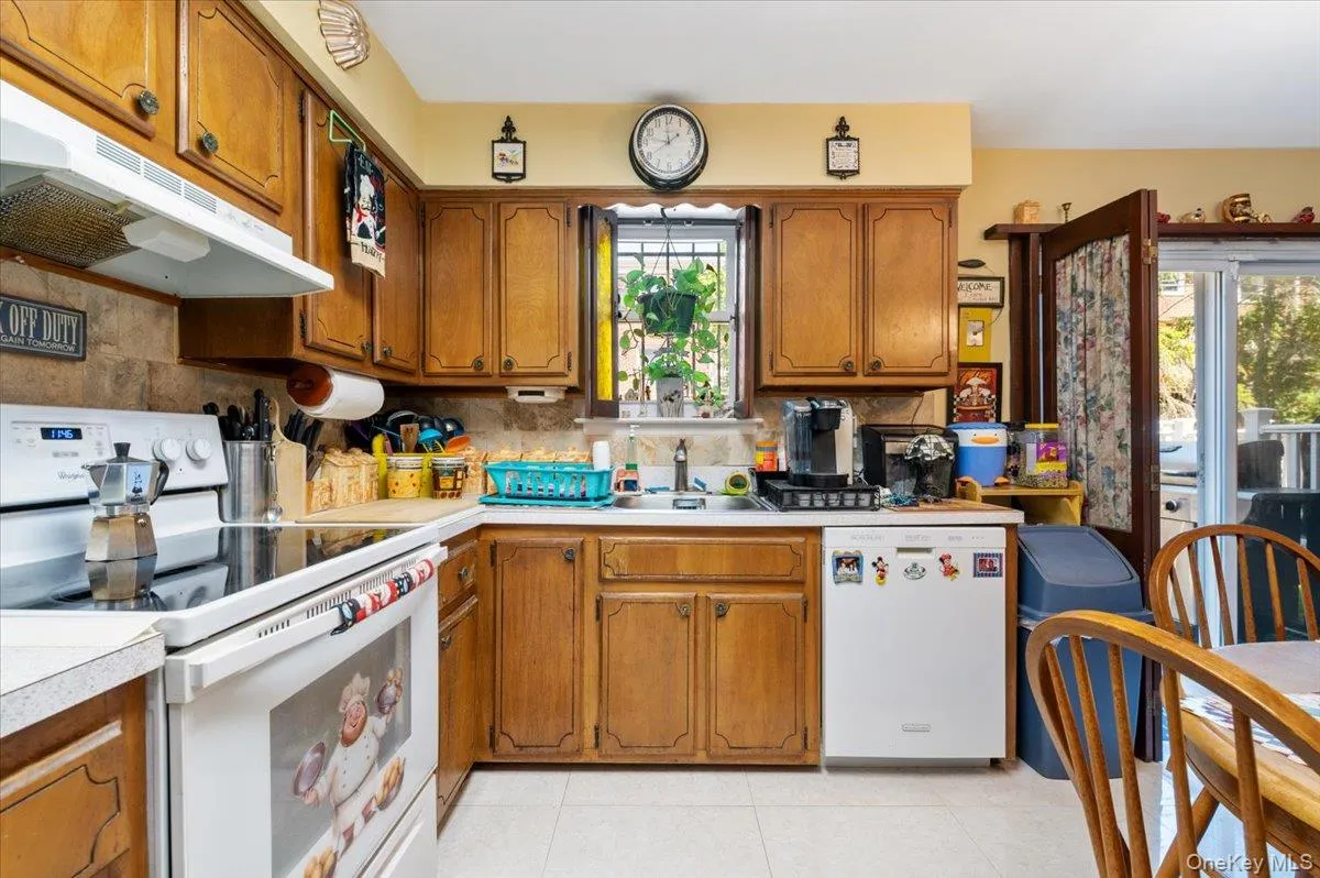 23955 65th Avenue, New York, NY, 3 Bedrooms Bedrooms, 6 Rooms Rooms,1 BathroomBathrooms,Residential,For Rent,65th,0,000036 23955 65th Avenue, New York, NY, 3 Bedrooms Bedrooms, 6 Rooms Rooms,1 BathroomBathrooms,Residential,For Rent,65th,0,000036