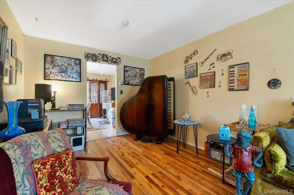 23955 65th Avenue, New York, NY, 3 Bedrooms Bedrooms, 6 Rooms Rooms,1 BathroomBathrooms,Residential,For Rent,65th,0,000036 23955 65th Avenue, New York, NY, 3 Bedrooms Bedrooms, 6 Rooms Rooms,1 BathroomBathrooms,Residential,For Rent,65th,0,000036