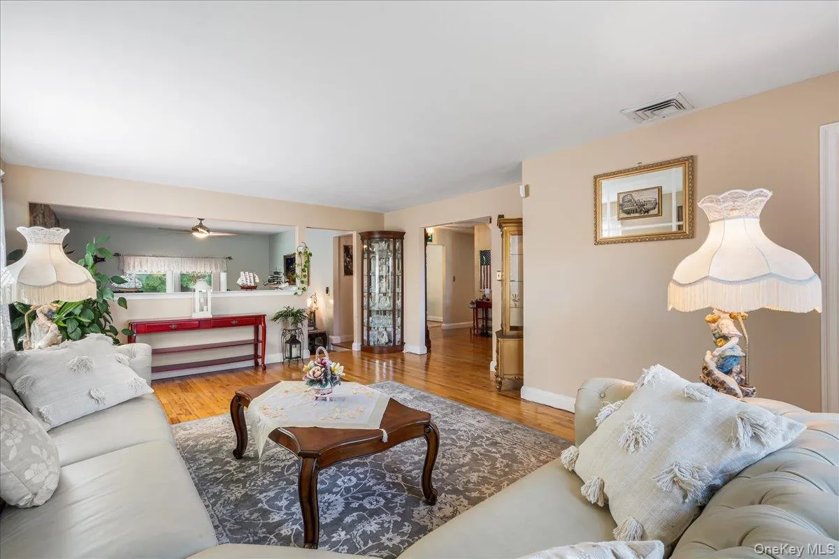 4 High Court, Oyster Bay, NY, 5 Bedrooms Bedrooms, 10 Rooms Rooms,2 BathroomsBathrooms,Residential,For Rent,High,0,000041 4 High Court, Oyster Bay, NY, 5 Bedrooms Bedrooms, 10 Rooms Rooms,2 BathroomsBathrooms,Residential,For Rent,High,0,000041