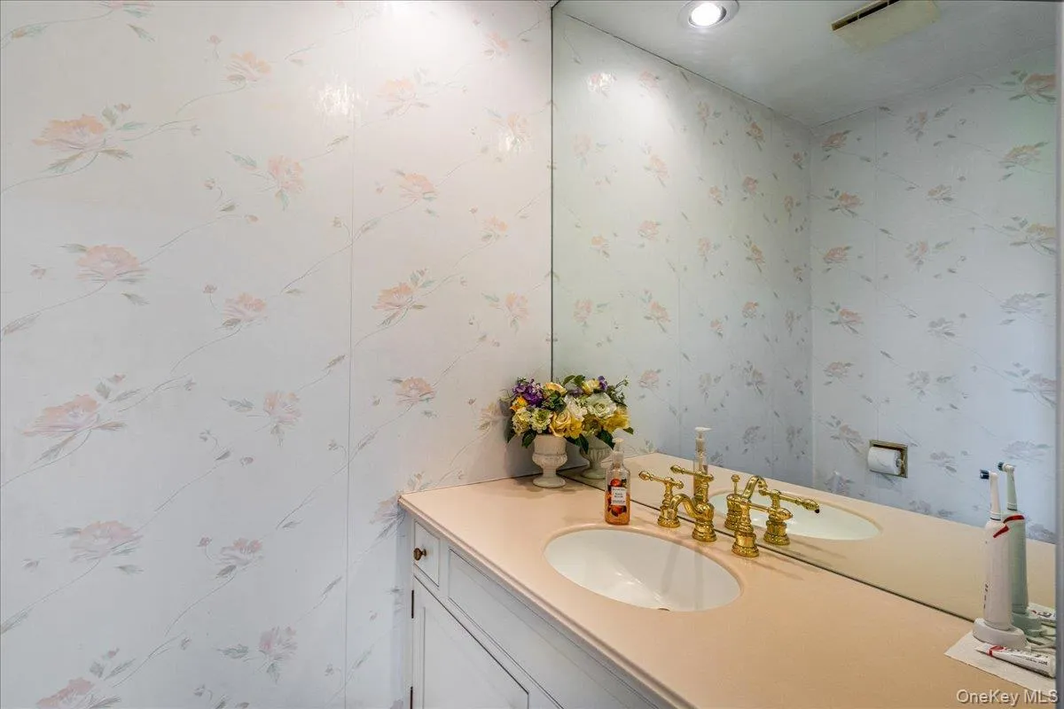 4 High Court, Oyster Bay, NY, 5 Bedrooms Bedrooms, 10 Rooms Rooms,2 BathroomsBathrooms,Residential,For Rent,High,0,000041 4 High Court, Oyster Bay, NY, 5 Bedrooms Bedrooms, 10 Rooms Rooms,2 BathroomsBathrooms,Residential,For Rent,High,0,000041