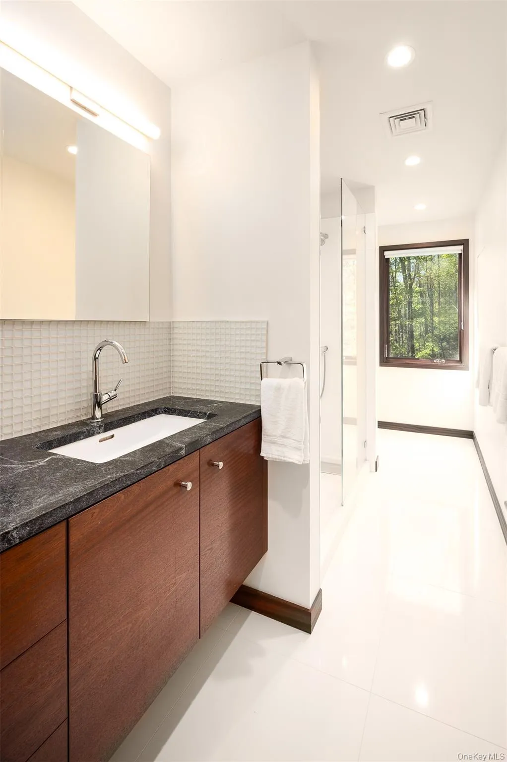Full Bathroom in Studio Above the Garage Full Bathroom in Studio Above the Garage