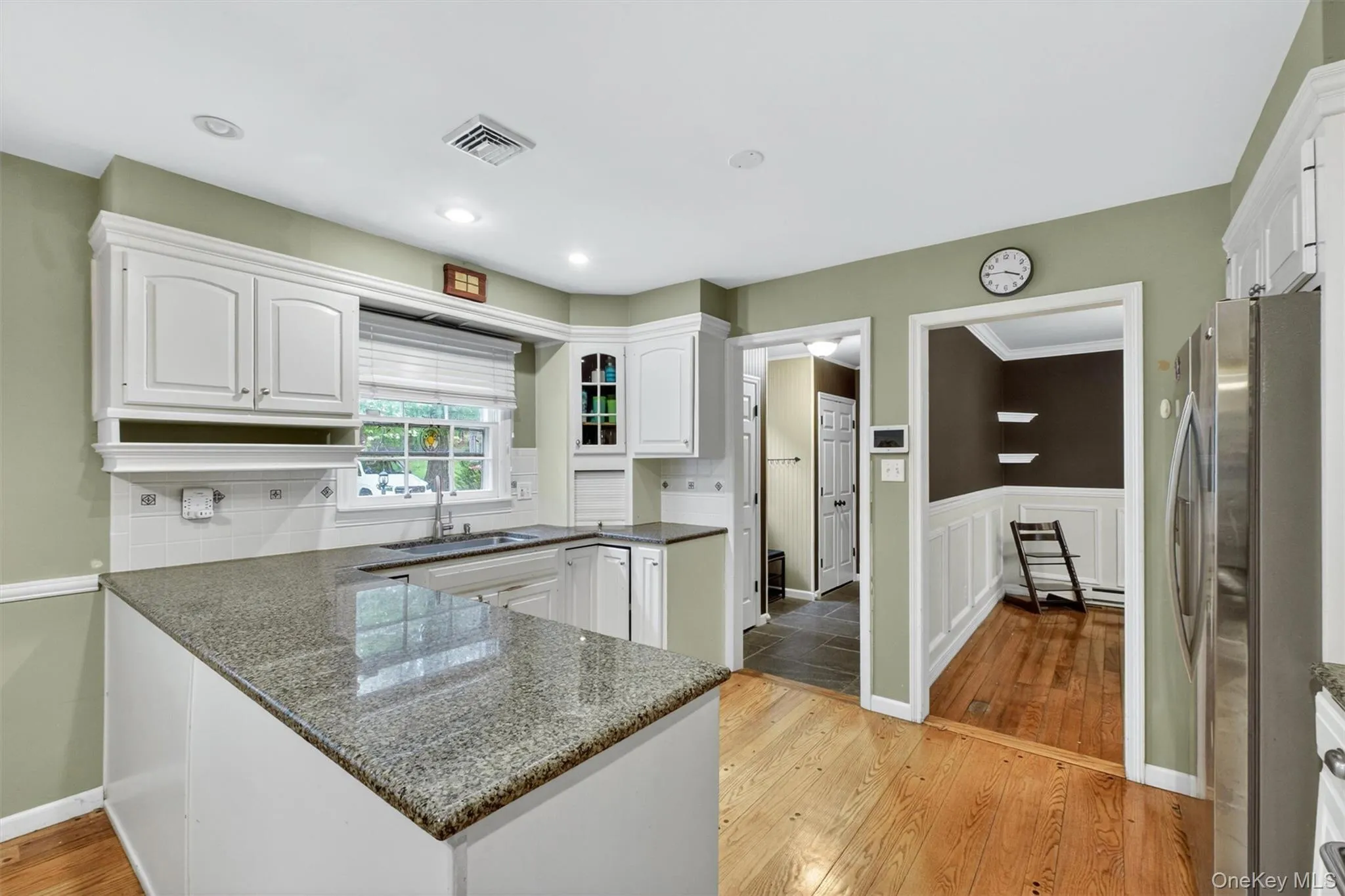 EIK with SS Appliances & Granite Counters EIK with SS Appliances & Granite Counters