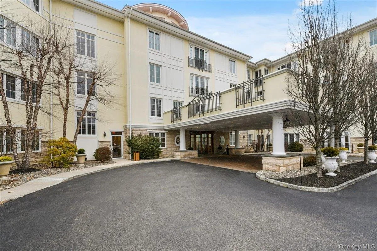 Enter thru the circular driveway to the prestigious lobby. Enter thru the circular driveway to the prestigious lobby.