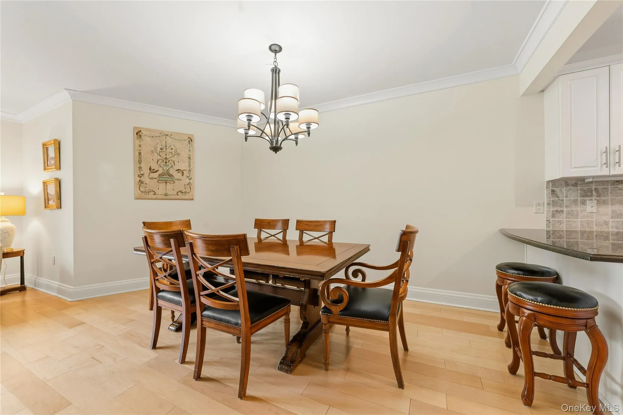 Convenient dining room to kitchen for ease of entertaining. Convenient dining room to kitchen for ease of entertaining.