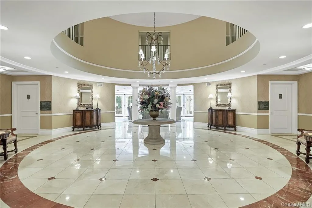 Man Lobby Prestigious and Stunning entrance to the main Lobby. Man Lobby Prestigious and Stunning entrance to the main Lobby.