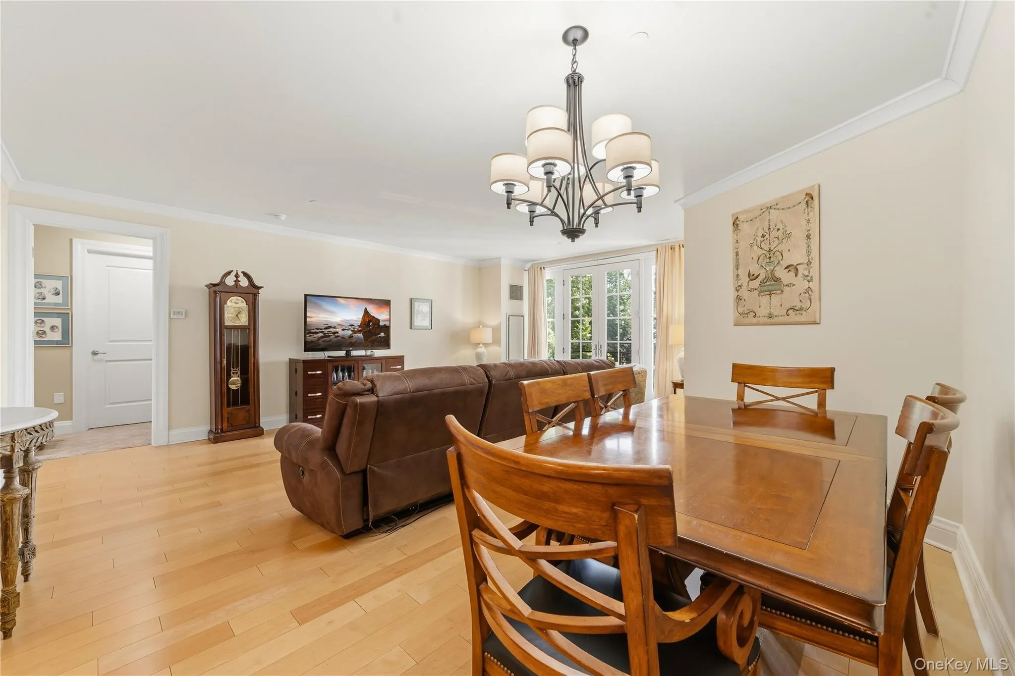 Hardwood floors throughout the main, living areas, and a Stunning Chandelier! Hardwood floors throughout the main, living areas, and a Stunning Chandelier!