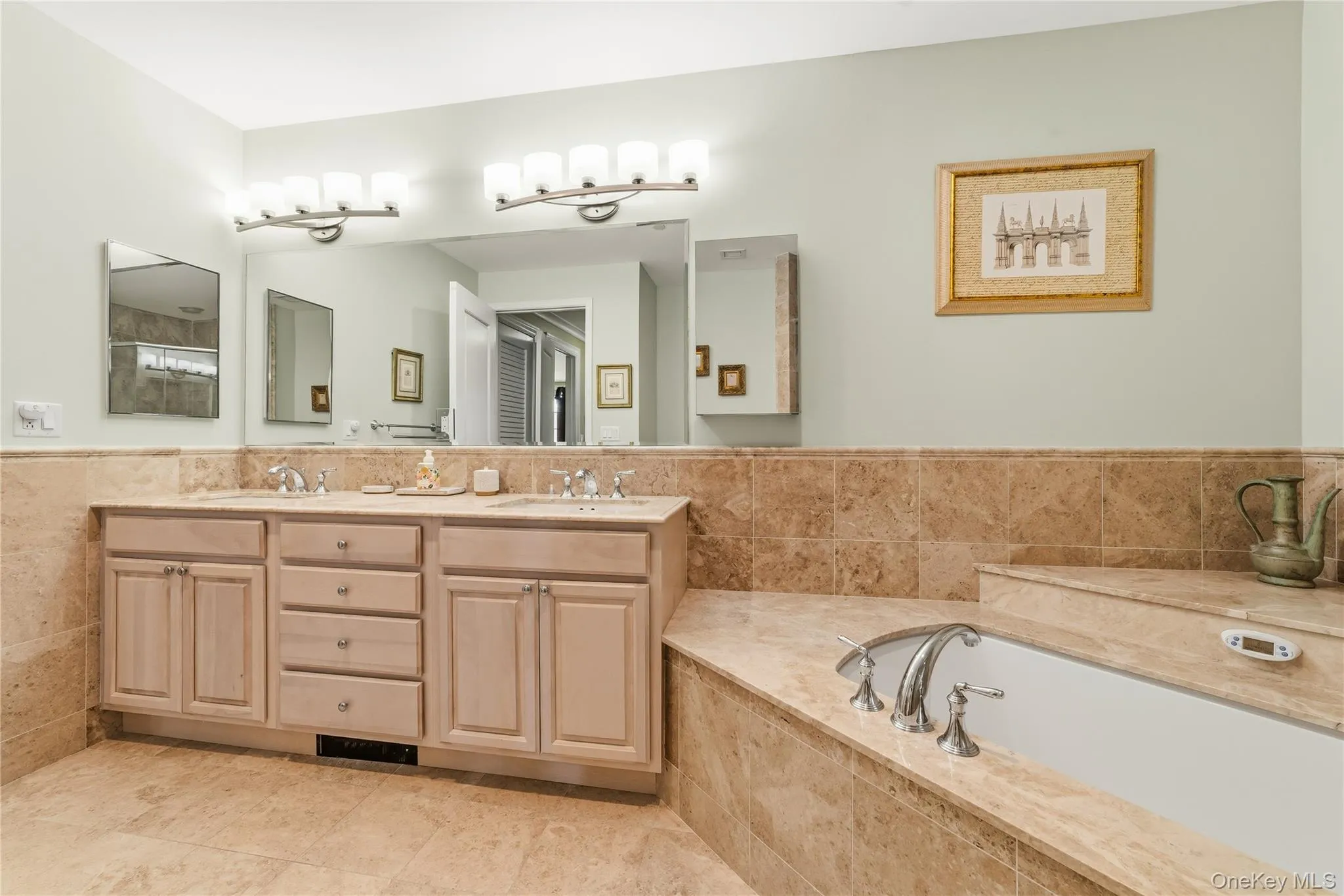 Double sinks, large jacuzzi, so many cabinets, drawers and mirrors. Double sinks, large jacuzzi, so many cabinets, drawers and mirrors.