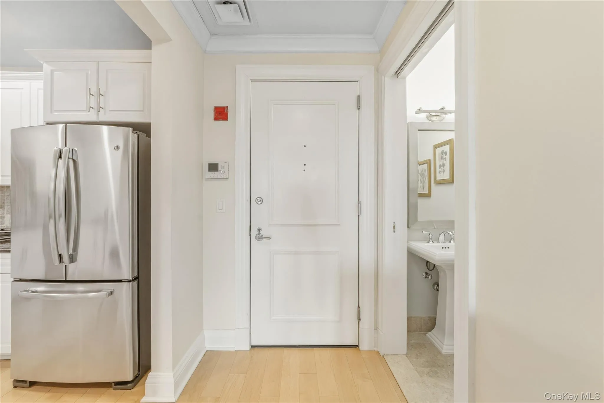 Welcome to Condo 603 thru the entryway with high ceilings. Welcome to Condo 603 thru the entryway with high ceilings.