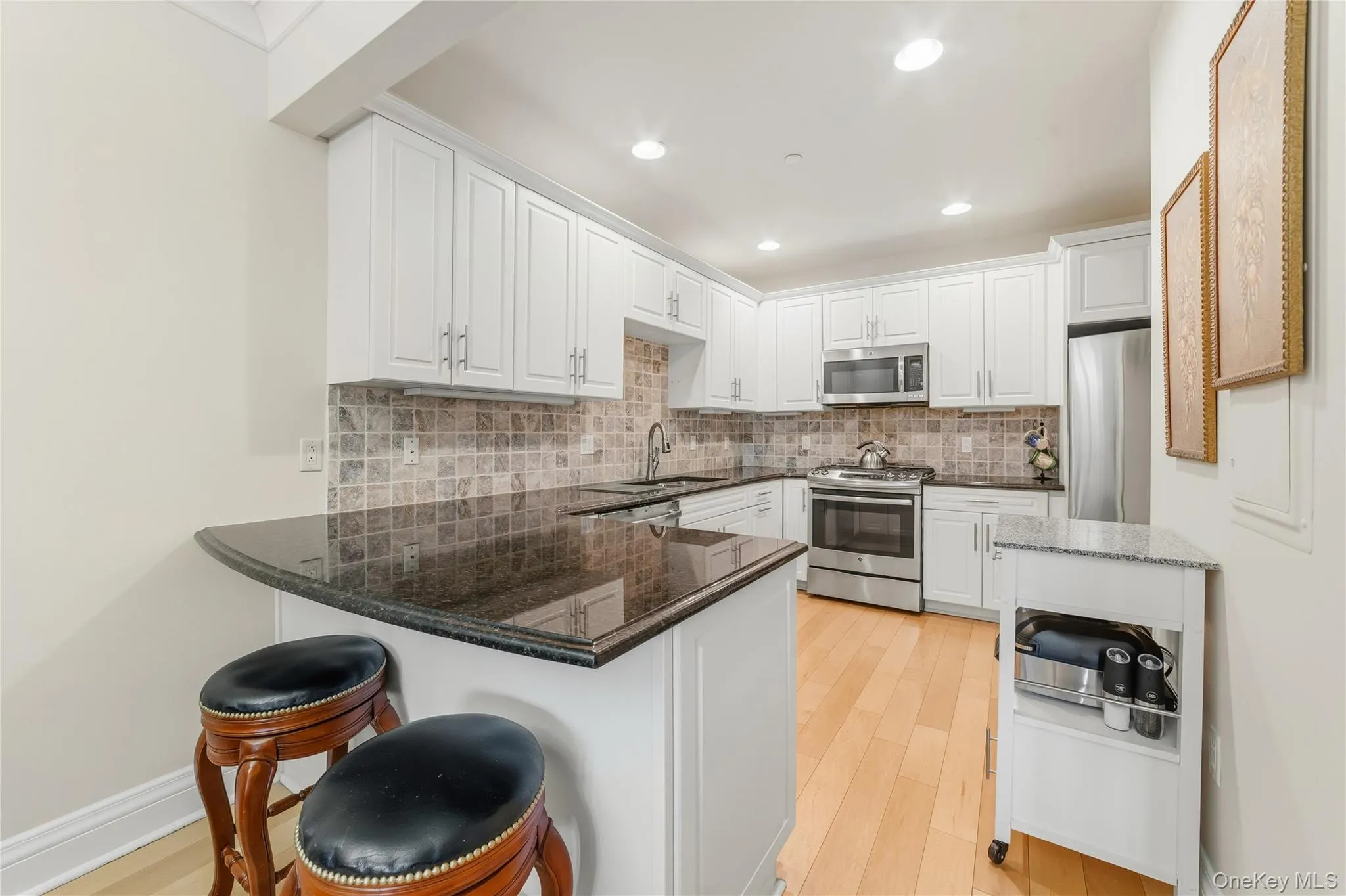 An added Bonus a Peninsula for your everyday casual dining and morning coffee. An added Bonus a Peninsula for your everyday casual dining and morning coffee.