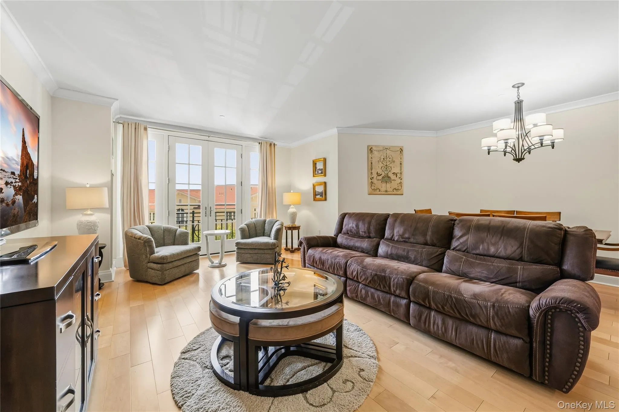 Hardwood floors, Crown molding, such a perfect atmosphere to relax and so much space to entertain. Hardwood floors, Crown molding, such a perfect atmosphere to relax and so much space to entertain.
