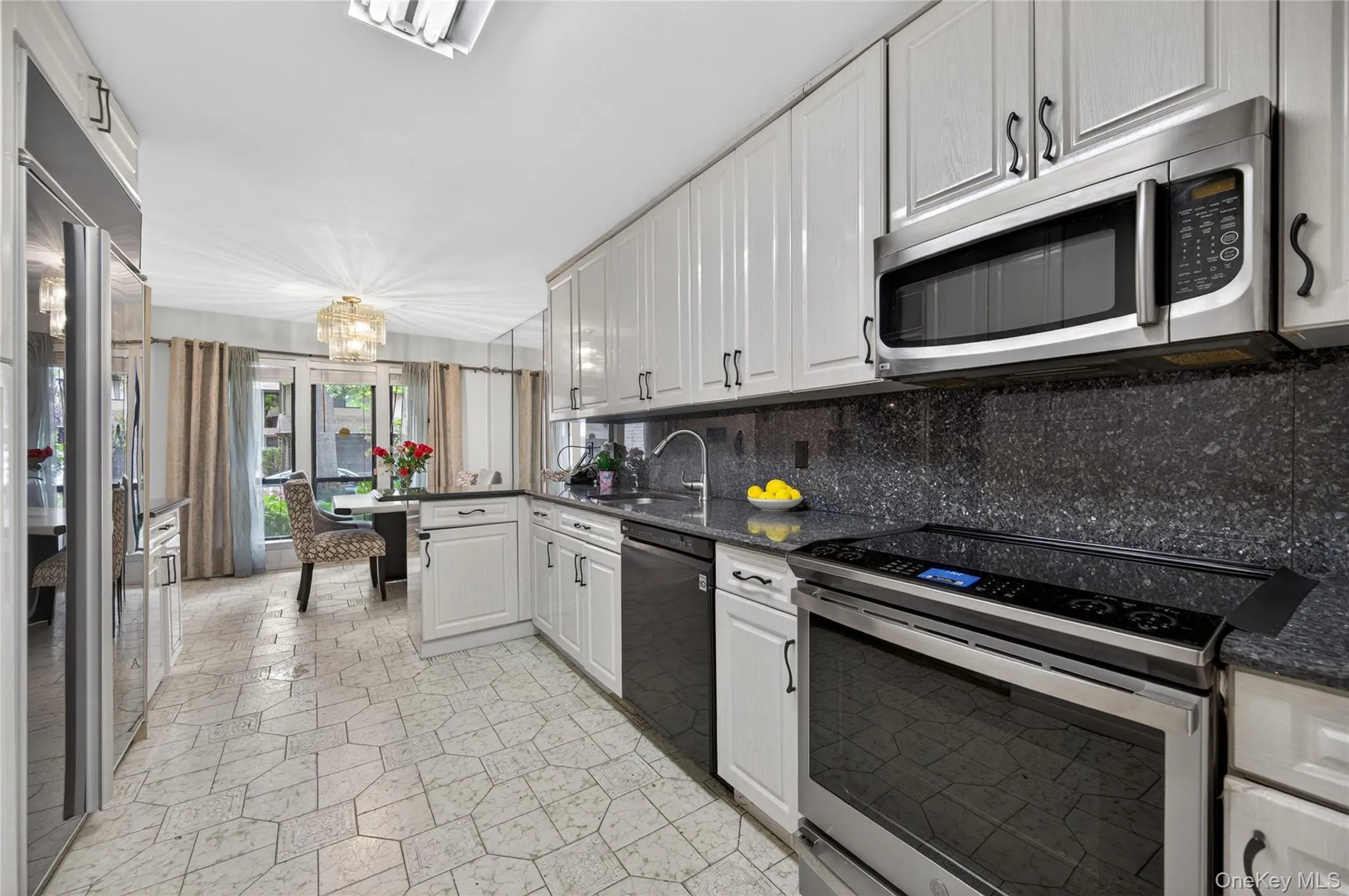 Gourmet Kitchen w/Granite Countertops Gourmet Kitchen w/Granite Countertops