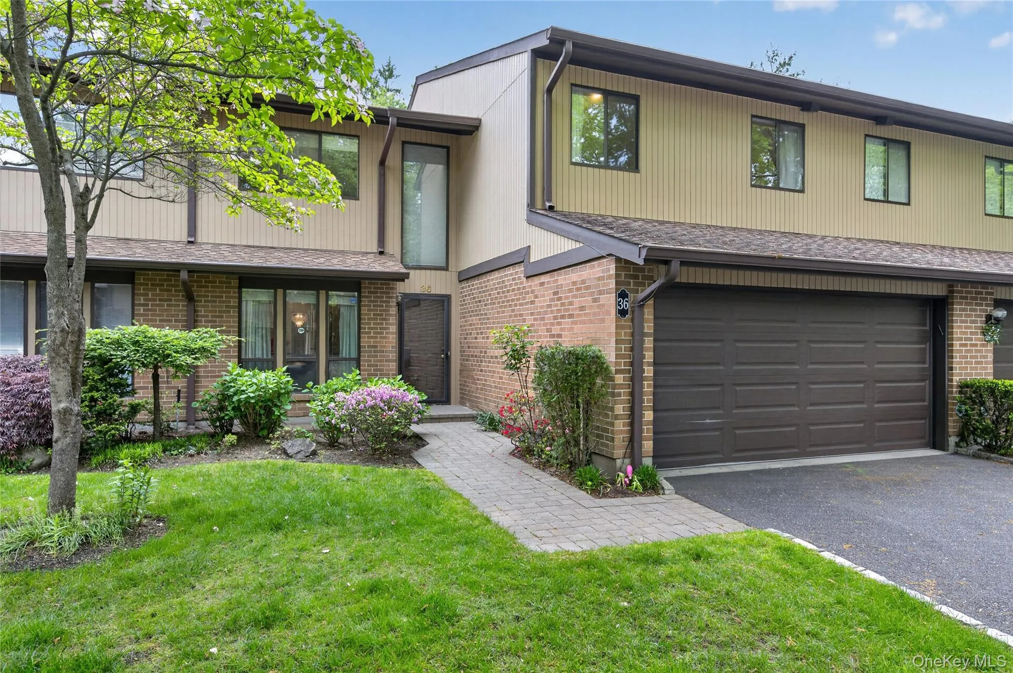 Beautifully Landscaped Private Entrance Beautifully Landscaped Private Entrance