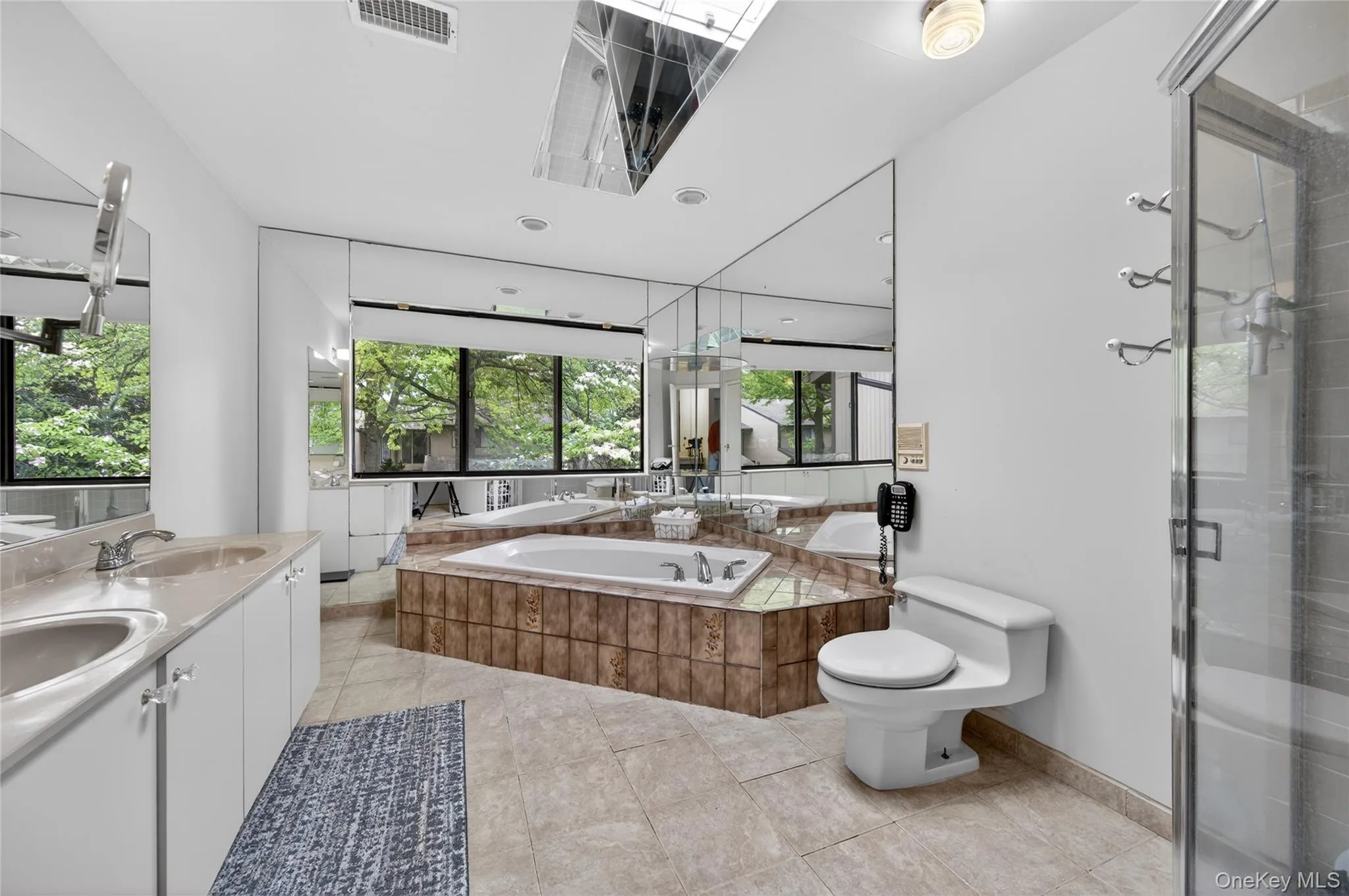 Spacious Primary Bath w/2 Double Sinks Spacious Primary Bath w/2 Double Sinks