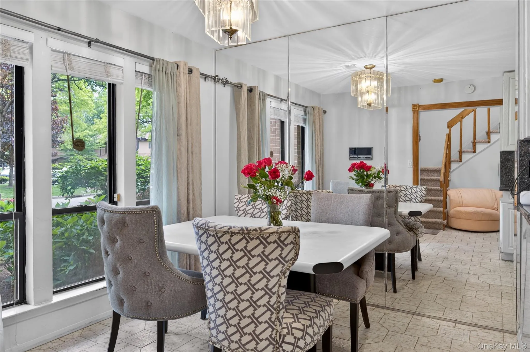 Eat-In Kitchen w/Breakfast Nook Eat-In Kitchen w/Breakfast Nook