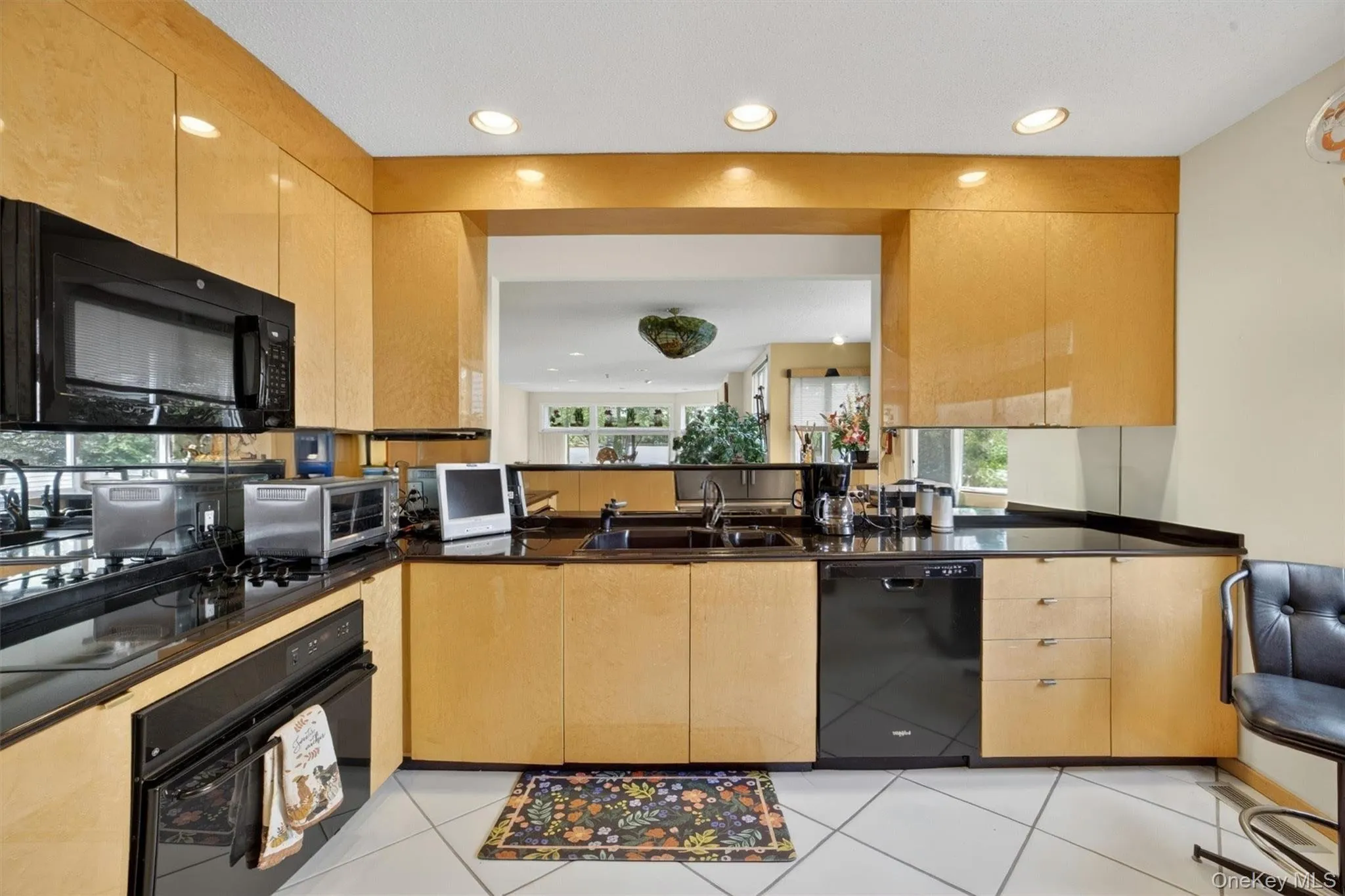 Eat-in Kitchen with pass-thru Eat-in Kitchen with pass-thru