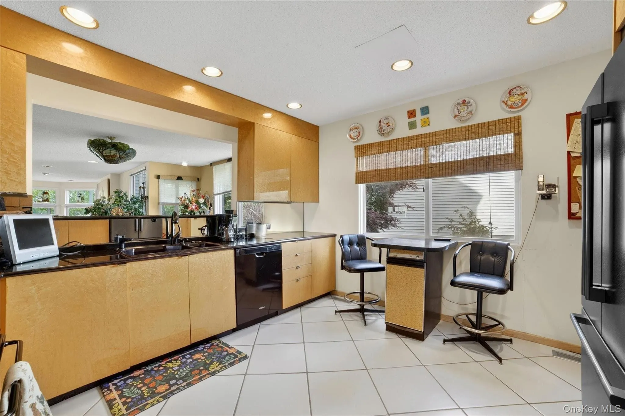 Eat-in Kitchen with pass-thru Eat-in Kitchen with pass-thru