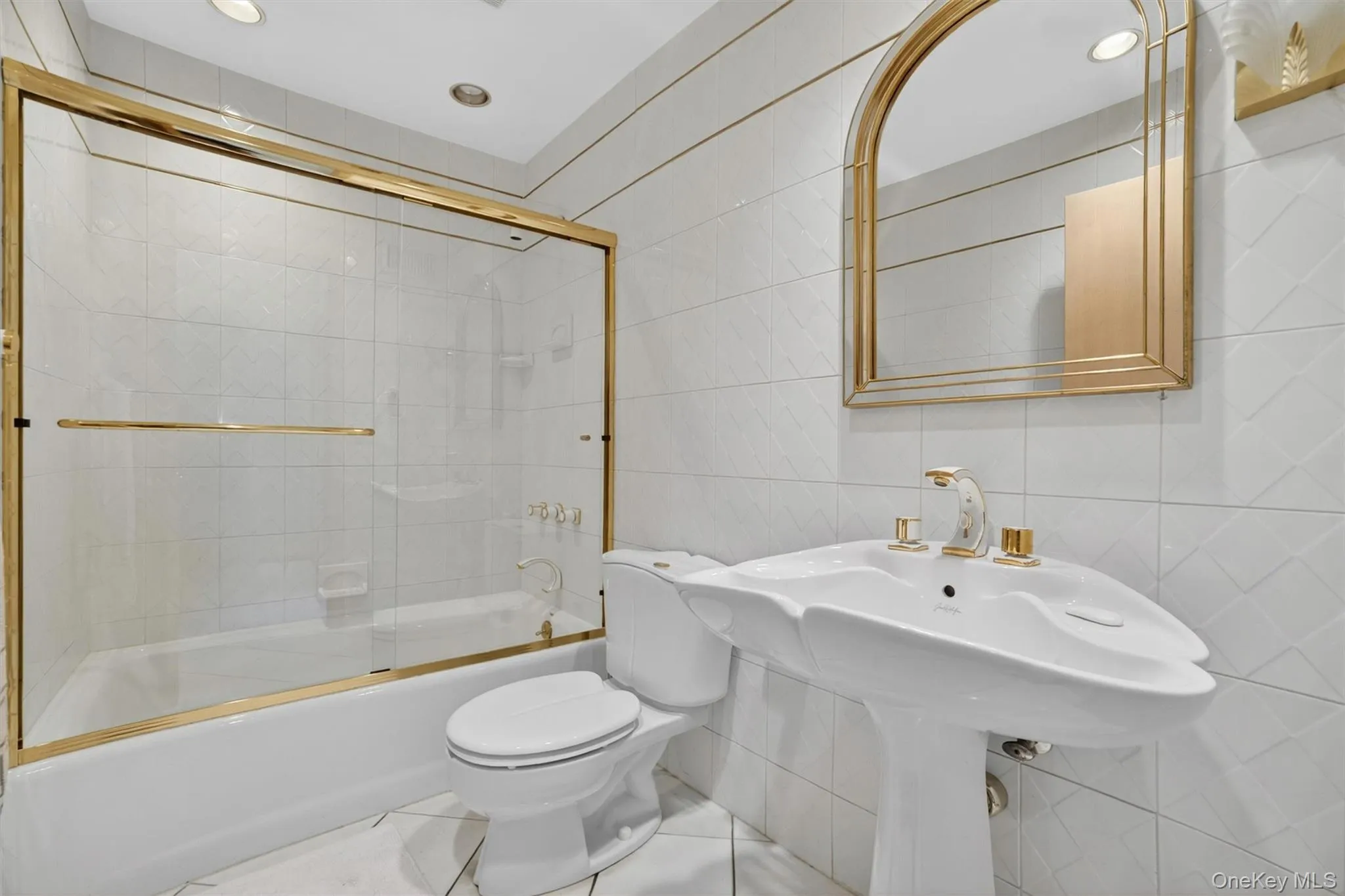 Full hall Bathroom Full hall Bathroom
