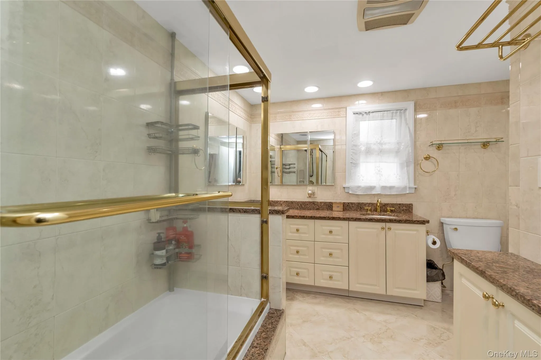 MAIN BATHROOM MAIN BATHROOM
