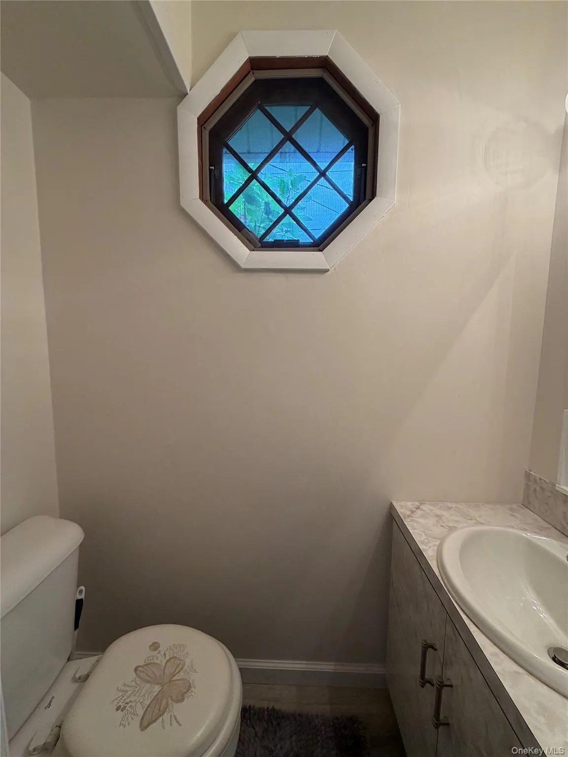 1/2 BATHROOM 1/2 BATHROOM