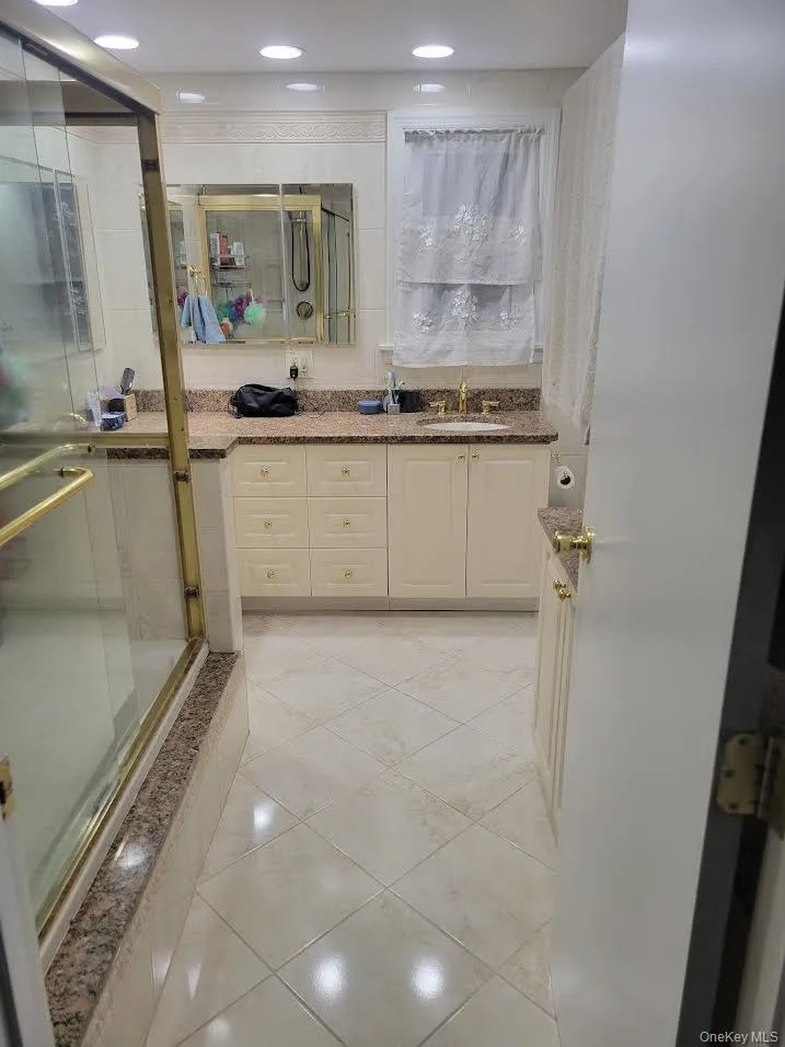 MAIN BATHROOM MAIN BATHROOM