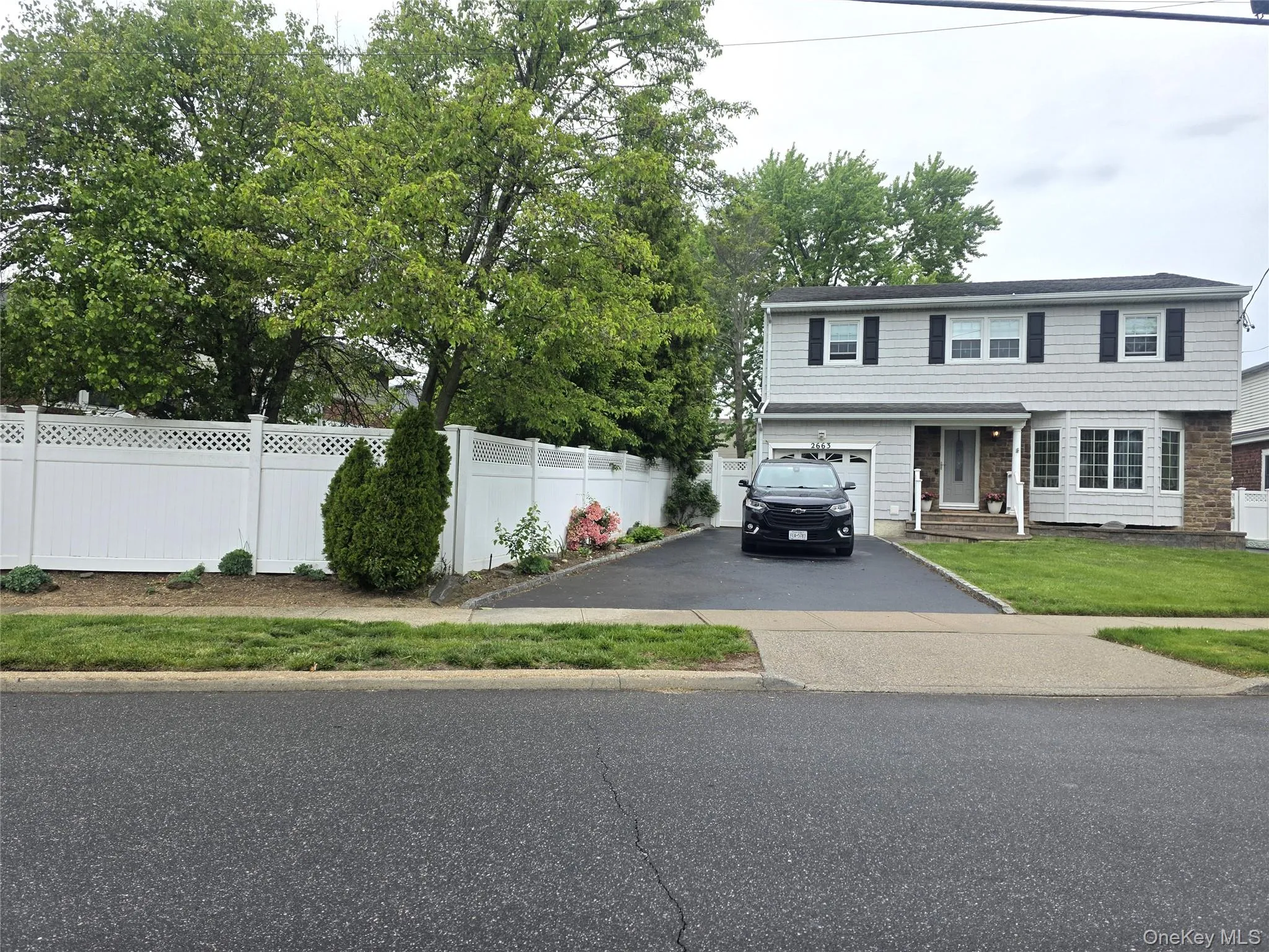 Welcoming front view photo 1 Welcoming front view photo 1