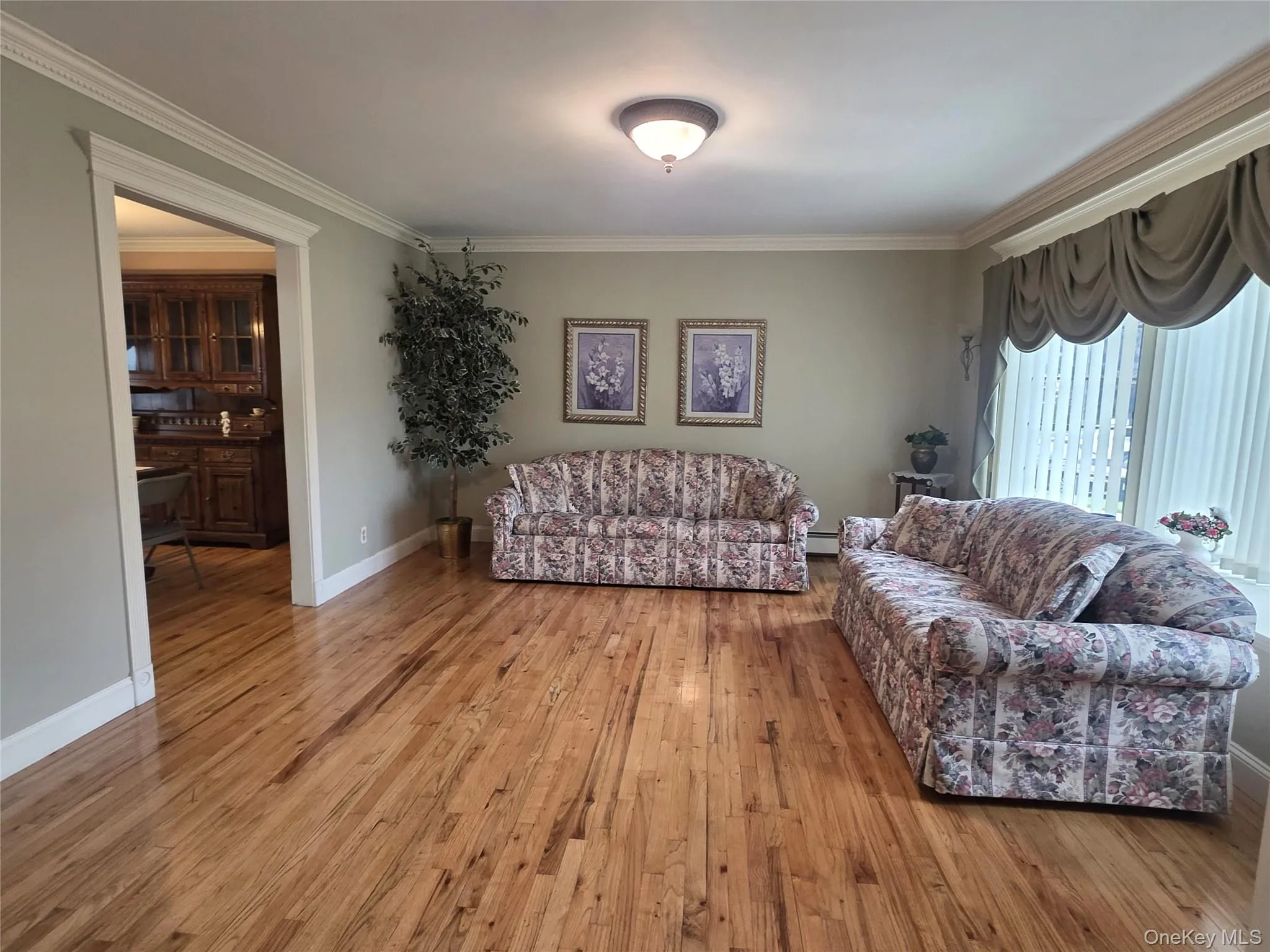 Large Living Room w/beautiful hw floors off Dining Area Large Living Room w/beautiful hw floors off Dining Area