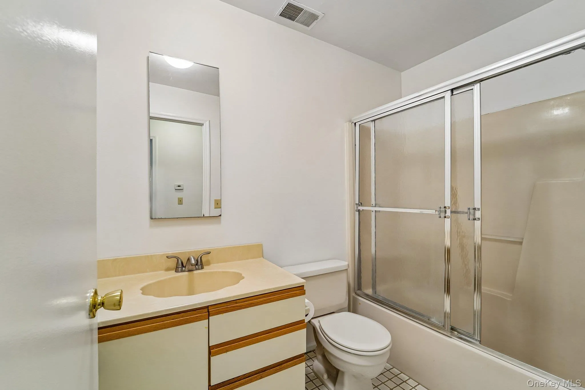 Full bath on 2nd floor Full bath on 2nd floor