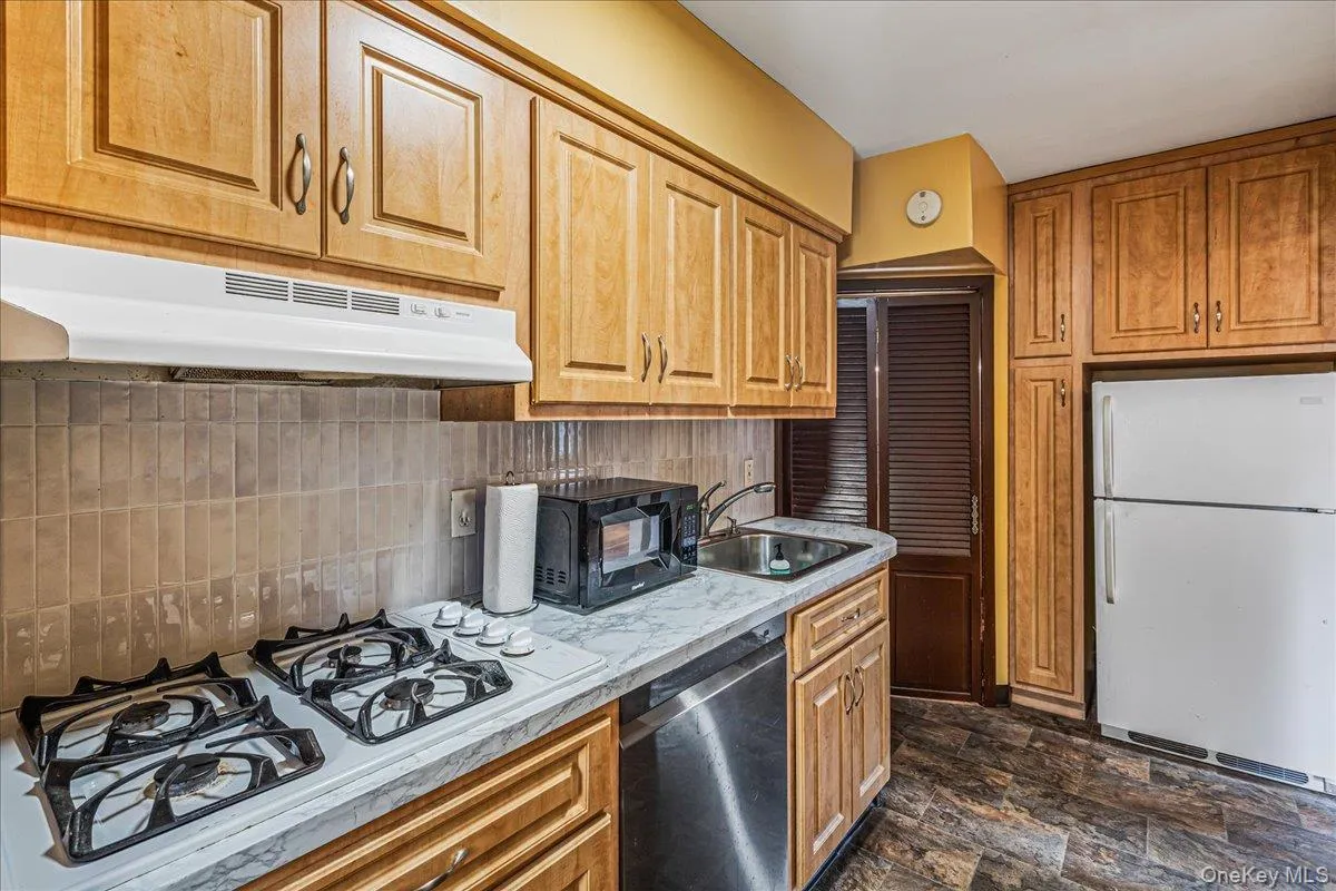 169-01 22nd Avenue, New York, NY, 3 Bedrooms Bedrooms, 6 Rooms Rooms,1 BathroomBathrooms,Residential,For Rent,22nd,0,1000193 169-01 22nd Avenue, New York, NY, 3 Bedrooms Bedrooms, 6 Rooms Rooms,1 BathroomBathrooms,Residential,For Rent,22nd,0,1000193